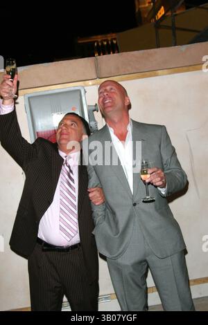 APRIL 2007 - HOLLYWOOD, KALIFORNIEN, USA - K52588EG.BRUCE WILLIS DREHT DEN SCHALTER UM, DER DAS NEUE HOLLYWOOD RESORT UND CASINO BELEUCHTET. LAS VEGAS, NEVADA 04-17-2007. - 2007.ROBERT EARL UND BRUCE WILLIS(Kreditbild: © Ed Geller/Globe Photos/ZUMAPRESS.com) Stockfoto