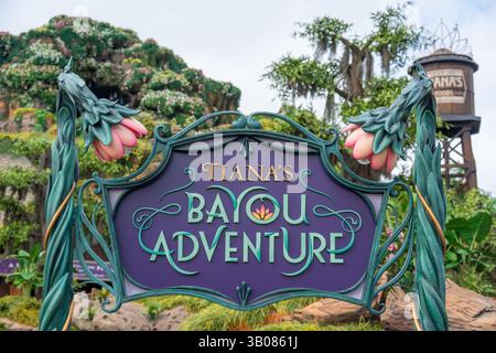Schild für die Tiana's Bayou Adventure Ride. Stockfoto