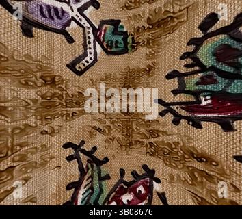 Ein lebendiges abstraktes Kunstwerk mit wirbelnden Formen und lebhaften Farben, die sich mit komplizierten Mustern vermischen und ein dynamisches Gefühl von Bewegung und Tiefe erzeugen. Ein strukturierter Stoff mit komplizierten Blumenmustern in lebhaften Farben vor einem neutralen Hintergrund. Die Muster zeigen eine Vielzahl von Pflanzen mit stilisierten Blättern und Blüten, was einen optisch beeindruckenden Effekt erzeugt. Klassische Kunst mit einem modernen Twist von Artotop, transformierte französische Stoffe, erste Hälfte des 19. Jahrhunderts, klassische Kunst mit einem modernen Twist von Artotop Stockfoto