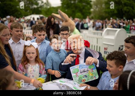 21. April 2025, Washington, District of Columbia, USA: Präsident DONALD TRUMP färbt mit Kindern im Weißen Haus Oster Egg Roll, Montag, 21. April 2025, auf dem South Lawn. (Kreditbild: © Daniel Torok/Weißes Haus/ZUMA Press Wire) NUR REDAKTIONELLE VERWENDUNG! Nicht für kommerzielle ZWECKE! Stockfoto