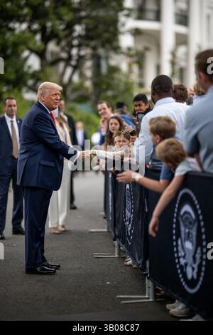21. April 2025, Washington, District of Columbia, USA: Präsident Donald Trump verlässt die Ostereierrolle des Weißen Hauses auf dem South Lawn, Montag, 21. April 2025. (Foto von Daniel Torok). (Credit Image: © White House/ZUMA Press Wire) NUR REDAKTIONELLE VERWENDUNG! Nicht für kommerzielle ZWECKE! Stockfoto