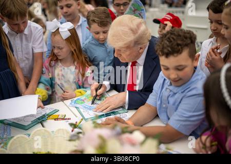 21. April 2025, Washington, District of Columbia, USA: Präsident Donald Trump färbt mit Kindern im Weißen Haus Oster Egg Roll, Montag, 21. April 2025, auf dem South Lawn. (Foto von Daniel Torok). (Credit Image: © White House/ZUMA Press Wire) NUR REDAKTIONELLE VERWENDUNG! Nicht für kommerzielle ZWECKE! Stockfoto