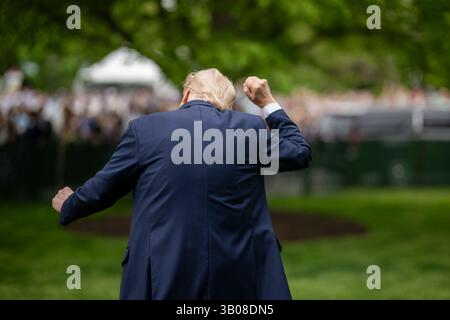 21. April 2025, Washington, District of Columbia, USA: Präsident Donald Trump verlässt die Ostereierrolle des Weißen Hauses auf dem South Lawn, Montag, 21. April 2025. (Foto von Daniel Torok). (Credit Image: © White House/ZUMA Press Wire) NUR REDAKTIONELLE VERWENDUNG! Nicht für kommerzielle ZWECKE! Stockfoto