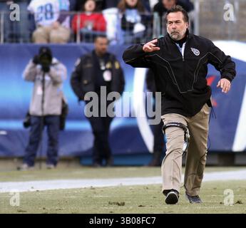 19. Dezember 2010: Tennessee Titans Head Coach Jeff Fisher führt die Spieler während des Spiels gegen die Houston Texans im LP Field in Nashville, Tennessee, aus der Seitenlinie. Die Titans gewannen 31 zu 17. (Foto: © Randy Sartin/Cal Sport Media/ZUMAPRESS.com) Stockfoto