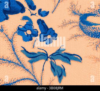 Ein detailliertes Muster mit leuchtend blauen Blumen und Blättern vor einem weichen, pfirsichfarbenen Hintergrund, das ein bezauberndes Blumendesign schafft, das die Aufmerksamkeit auf sich zieht. Ein kreisförmiges Stoffdesign mit komplexen blauen Blumenmustern auf einem weichen pfirsichfarbenen Hintergrund, das einen lebendigen und harmonischen Kontrast schafft. Klassische Kunst mit einem modernen Twist von Artotop, transformierte französische Stoffe, erste Hälfte des 19. Jahrhunderts, klassische Kunst mit einem modernen Twist von Artotop Stockfoto