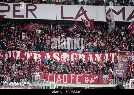 Turin, Italien. April 2025. Torino FC Fans während der italienischen Saison A 2024/25, Fußballspiel zwischen Torino FC und Udinese Calcio am 23. April 2025 im Stadio Olimpico Grande Torino, Turin, Italien. Foto Nderim Kacel Credit: Nderim Kaceli/Alamy Live News Stockfoto