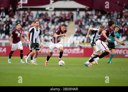 Turin, Italien. April 2025. Gvidas Gineitis von Torino FC während der italienischen Saison A 2024/25, Fußballspiel zwischen Torino FC und Udinese Calcio am 23. April 2025 im Stadio Olimpico Grande Torino, Turin, Italien. Foto Nderim Kacel Credit: Nderim Kaceli/Alamy Live News Stockfoto