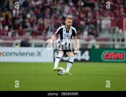 Turin, Italien. April 2025. Jesper Karlström von Udinese Calcio während der italienischen Saison A 2024/25, Fußballspiel zwischen Torino FC und Udinese Calcio am 23. April 2025 im Stadio Olimpico Grande Torino, Turin, Italien. Foto Nderim Kacel Credit: Nderim Kaceli/Alamy Live News Stockfoto