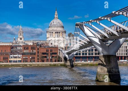 St. Paul's Cathedral und Millennium Bridge über die Themse in London, an einem sonnigen Tag. Stockfoto