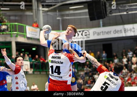23.4,2025, Wuppertal, Unihalle, GER, 2. HBL, BHC06 vs. HBW Balingen-Weilstetten 2.HBL-Vorschriften verbieten jede Verwendung von Fotografien als Bildsequenzen und/oder Quasi-Video im Bild Arnor Vidarsson ( BHC#17) gegen Max Santos ( HBW Ballingen Weilstetten #14 ) und Csaba Leimeter ( HBW Ballingen Weilstetten #5 ). Foto © Nordphoto GmbH/Freund Stockfoto