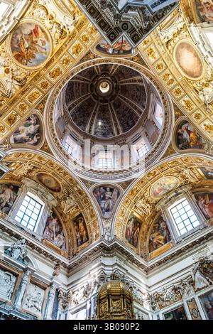 Innenansicht der Kuppel der Sixtinischen Kapelle in der päpstlichen Basilika Santa Maria Maggiore, Rom, reich mit barocken Fresken dekoriert Stockfoto