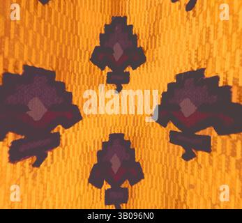 Ein lebhaftes Textilmuster mit auffälligen, stilisierten Blumenmotiven in tiefem Lila und Kastanienbraun auf einem hellgelben Hintergrund, das einen auffälligen visuellen Kontrast erzeugt. Ein lebendiges Muster mit einer Reihe von stilisierten, dunklen Formen, die an Bäume erinnern, vor einem warmen orangen Hintergrund mit subtilen Texturen und Farbvariationen. Klassische Kunst mit einem modernen Twist von Artotop, transformierte französische Stoffe, erste Hälfte des 19. Jahrhunderts, klassische Kunst mit einem modernen Twist von Artotop Stockfoto