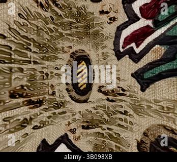 Nahaufnahme einer strukturierten Oberfläche mit einem zentralen kreisförmigen Element mit Streifenmuster, umgeben von nach außen strahlenden Linien und abstrakten Mustern in Erdtönen. Der Gesamteffekt erzeugt ein dynamisches Gefühl von Tiefe und Bewegung. Ein strukturiertes Gewebe mit einem Blumenmuster mit weißen Blüten, die von tiefroten und gelben ovalen Formen unterstrichen werden, alle vor einem gedämpften, erdigen Hintergrund. Klassische Kunst mit einem modernen Twist von Artotop, transformierte französische Stoffe, erste Hälfte des 19. Jahrhunderts, klassische Kunst mit einem modernen Twist von Artotop Stockfoto