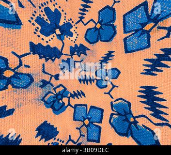 Ein lebendiges Muster mit verschiedenen blauen Blumen und Laub vor einem warmen pfirsichfarbenen Hintergrund, das ein lebendiges und florales Design schafft. Ein lebendiges, kreisförmiges Muster mit komplexen blauen Blumenformen, durchsetzt mit abstrakten Designs, vor einem weichen pfirsichfarbenen Hintergrund. Die Kombination der Elemente schafft ein lebendiges, künstlerisches Gefühl. Klassische Kunst mit einem modernen Twist von Artotop, transformierte französische Stoffe, erste Hälfte des 19. Jahrhunderts, klassische Kunst mit einem modernen Twist von Artotop Stockfoto