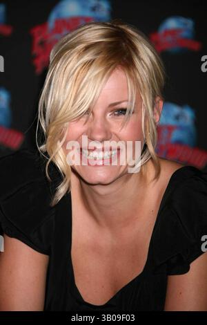 21. Juni 2007 – New York, New York, USA – K53571HMc.ELISHA CUTHBERT PROPAGIERT IHRE HAUPTROLLE IN GEFANGENSCHAFT MIT Einer HANDABDRUCKZEREMONIE AM 21. Juni 2007 AUF DEM HOLLYWOOD TIMES SQUARE IN NEW YORK. . - 2007(Bild: © Henry McGee/Globe Photos/ZUMAPRESS.com) Stockfoto