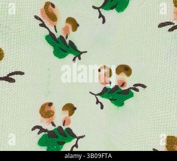 Ein weiches Stoffmuster mit zarten Vögeln, die auf Blattzweigen thronen, mit Anklängen von Pastellfarben, die das charmante Design unterstreichen. Ein verspieltes Muster mit skurrilen Figuren mit braunen Haaren und grünen Outfits, vor einem weichen Pastellhintergrund. Klassische Kunst mit einem modernen Twist von Artotop, transformierte französische Stoffe, erste Hälfte des 19. Jahrhunderts, klassische Kunst mit einem modernen Twist von Artotop Stockfoto