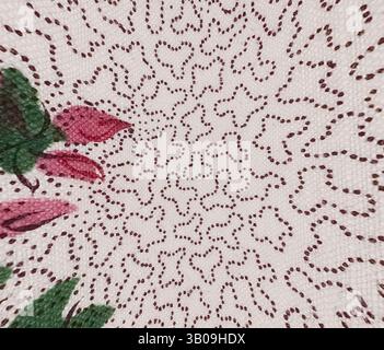 Ein strukturierter Hintergrund mit einem zarten Blumenmuster mit komplizierten Mustern und sanften Farben, die eine harmonische Mischung aus Natur und Kunstfertigkeit schaffen. Eine runde Platte mit einem zarten Blumenmuster mit rosa und braunen Blüten vor einem dezenten strukturierten Hintergrund. Klassische Kunst mit einem modernen Twist von Artotop, transformierte französische Stoffe, erste Hälfte des 19. Jahrhunderts, klassische Kunst mit einem modernen Twist von Artotop Stockfoto
