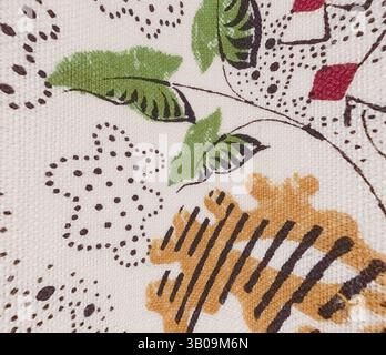Ein detailliertes Stoffmuster mit lebendigen Blättern und abstrakten Formen, ergänzt durch verspielte Streifen und Erdtöne. Ein kreisförmiges Stoffstück mit einem lebendigen Muster aus Blättern, geometrischen Formen und komplizierten Designs in warmen Farben. Die Mischung aus roten, grünen und gelben Elementen erzeugt ein lebendiges, strukturiertes Erscheinungsbild. Klassische Kunst mit einem modernen Twist von Artotop, transformierte französische Stoffe, erste Hälfte des 19. Jahrhunderts, klassische Kunst mit einem modernen Twist von Artotop Stockfoto