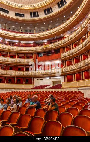 Wien, Österreich - 8. September 2024: Innenraum der Wiener Staatsoper in Wien in Österreich Stockfoto