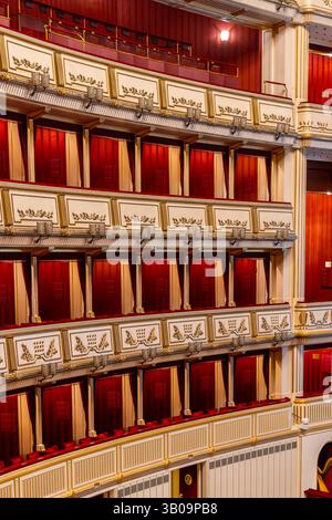 Wien, Österreich - 8. September 2024: Innenraum der Wiener Staatsoper in Wien in Österreich Stockfoto