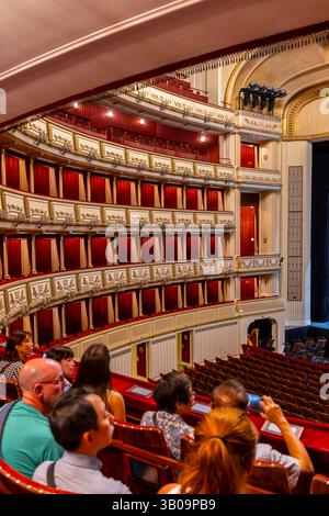 Wien, Österreich - 8. September 2024: Innenraum der Wiener Staatsoper in Wien in Österreich Stockfoto