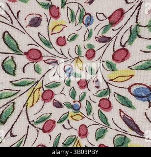 Ein wirbelndes Muster aus leuchtenden Blättern und bunten Beeren verflechtet sich zu einem lebendigen und komplizierten Design. Ein kreisförmiges Textil mit einem lebendigen Blumenmuster mit ineinander verflochtenen Zweigen, verziert mit Häusern roter Beeren und farbenfrohen Akzenten vor hellem Hintergrund. Klassische Kunst mit einem modernen Twist von Artotop, transformierte französische Stoffe, erste Hälfte des 19. Jahrhunderts, klassische Kunst mit einem modernen Twist von Artotop Stockfoto
