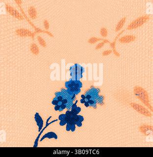 Ein zarter Stoff mit weichem pfirsichfarbenem Hintergrund, verziert mit leuchtenden blauen Blumenmustern und dezenten orangen Blattmustern, die eine elegante und charmante Optik schaffen. Ein runder Stoff mit einem zarten Blumenmuster mit blauen Blumen vor einem weichen pfirsichfarbenen Hintergrund, der ein charmantes und skurriles Design schafft. Klassische Kunst mit einem modernen Twist von Artotop, transformierte französische Stoffe, erste Hälfte des 19. Jahrhunderts, klassische Kunst mit einem modernen Twist von Artotop Stockfoto