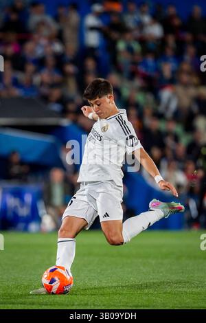 Madrid, Madrid, Spanien. April 2025. Arda Guler von Real Madrid CF versucht einen Kick während des Fußballspiels La Liga EA Sports 2024/25 zwischen Getafe CF und Real Madrid CF im Estadio Coliseum am 23. April 2025 in Getafe, Spanien. (Kreditbild: © Alberto Gardin/ZUMA Press Wire) NUR REDAKTIONELLE VERWENDUNG! Nicht für kommerzielle ZWECKE! Stockfoto