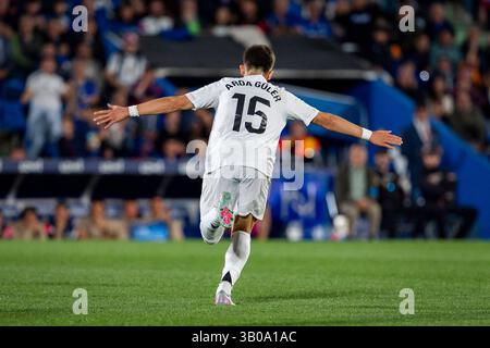 Madrid, Madrid, Spanien. April 2025. Arda Guler von Real Madrid CF feiert sein Tor während des Fußballspiels La Liga EA Sports 2024/25 zwischen Getafe CF und Real Madrid CF im Estadio Coliseum am 23. April 2025 in Getafe, Spanien. (Kreditbild: © Alberto Gardin/ZUMA Press Wire) NUR REDAKTIONELLE VERWENDUNG! Nicht für kommerzielle ZWECKE! Stockfoto
