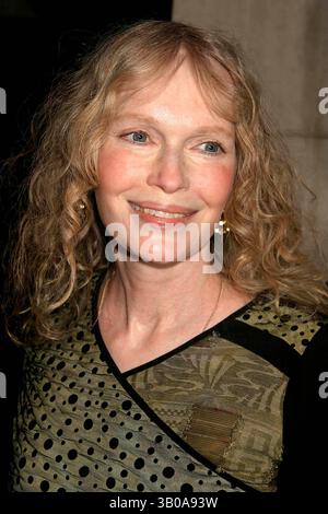 14. NOVEMBER 2004: NEW YORK, NEW YORK, USA: MIA FARROW KOMMT AM 14. NOVEMBER 2004 ZUR PREMIERE VON SAMANTHA: AN AMERICAN GIRL HOLIDAY AM AMERICAN GIRL PLACE IN NEW YORK. / 2004..K40386HMC(Bild: © Henry McGee/Globe Photos/ZUMAPRESS.com) Stockfoto
