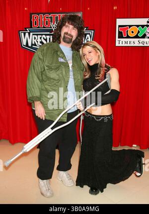 24. MÄRZ 2006 - NEW YORK, NEW YORK, USA - WWE RAW-SUPERSTAR MICK FOLEY (MANKIND) UND DER GEWINNER DER RAW DIVA-SUCHE 2005, ASHLEY MASSARO, FEIERN WRESTLEMANIA 22 AM TOYS R US TIMES SQUARE IN NEW YORK NEW YORK AM 23. MÄRZ 2006. / 2006..K47304HMc(Bild: © Henry McGee/Globe Photos/ZUMAPRESS.com) Stockfoto