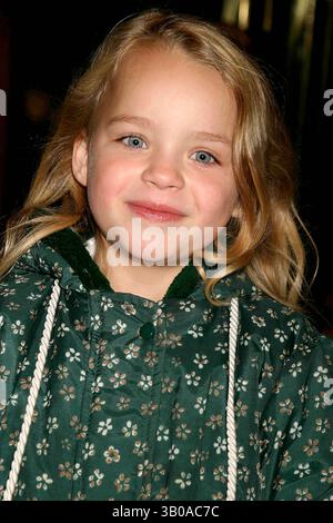 14. NOVEMBER 2004: NEW YORK, NEW YORK, USA: OLIVIA BALLANTYNE KOMMT AM 14. NOVEMBER 2004 ZUR PREMIERE VON SAMANTHA: AN AMERICAN GIRL HOLIDAY IN NEW YORK NEW YORK. / 2004..K40386HMC(Bild: © Henry McGee/Globe Photos/ZUMAPRESS.com) Stockfoto