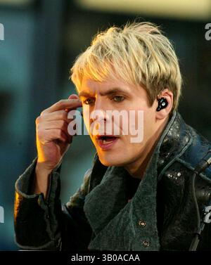 12. OKTOBER 2004 - NEW YORK, NEW YORK, USA - DURAN DURAN'S NICK RHODES TRITT AM 12. OKTOBER 2004 VOR ABC'S GOOD MORNING AMERICA STUDIOS IM TIMES SQUARE, NEW YORK, NEW YORK AUF. / K39873HMC(Bild: © Henry McGee/Globe Photos/ZUMAPRESS.com) Stockfoto