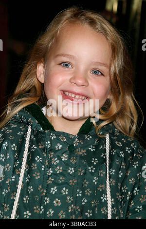 14. NOVEMBER 2004: NEW YORK, NEW YORK, USA: OLIVIA BALLANTYNE KOMMT AM 14. NOVEMBER 2004 ZUR PREMIERE VON SAMANTHA: AN AMERICAN GIRL HOLIDAY IN NEW YORK NEW YORK. / 2004..K40386HMC(Bild: © Henry McGee/Globe Photos/ZUMAPRESS.com) Stockfoto