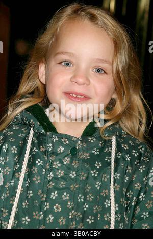 14. NOVEMBER 2004: NEW YORK, NEW YORK, USA: OLIVIA BALLANTYNE KOMMT AM 14. NOVEMBER 2004 ZUR PREMIERE VON SAMANTHA: AN AMERICAN GIRL HOLIDAY IN NEW YORK NEW YORK. / 2004..K40386HMC(Bild: © Henry McGee/Globe Photos/ZUMAPRESS.com) Stockfoto