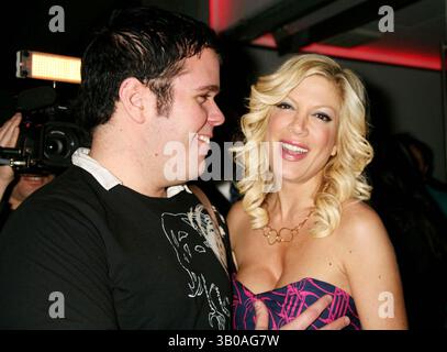 APRIL 2006 - NEW YORK, NEW YORK, USA - PEREZ HILTON UND TORI RECHTSCHREIBUNG KOMMEN AM 31.03.2006 AUF EINER PARTY FÜR VH1'S SO BERÜCHTIGT IN DER XL LOUNGE IN NEW YORK AN. / 2006..K47399HMC(Bild: © Henry McGee/Globe Photos/ZUMAPRESS.com) Stockfoto