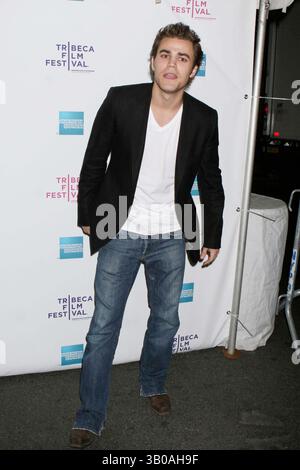 24. APRIL 2008 - NEW YORK, NEW YORK, USA - PAUL WESLEY KOMMT AM 24. APRIL 2008 AUF DEM TRIBECA FILM FESTIVAL ZUR PREMIERE VON KILLER MOVIE IN DER AMC 19TH STREET IN NEW YORK, NEW YORK. / 2008..K58100HMC(Bild: © Henry McGee/Globe Photos/ZUMAPRESS.com) Stockfoto