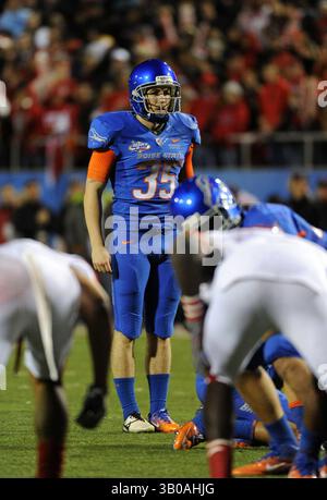22. Dezember 2010: Kicker Kyle Brotzman #35 von Boise State stellt einen Kick während des Maaco Las Vegas Bowl Football-Spiels zwischen den Boise State Broncos und den Utah Utes im Sam Boyd Stadium in Las Vegas NV vor (Credit Image: © John Green/Cal Sport Media/ZUMAPRESS.com) Stockfoto