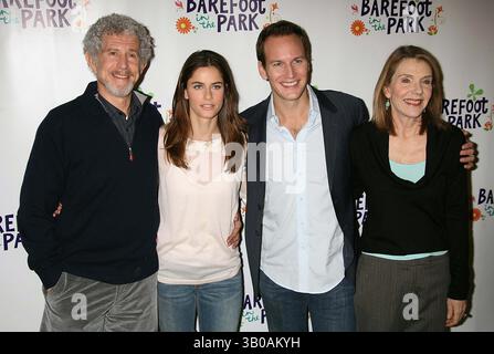 12. JANUAR 2006 - NEW YORK, NEW YORK, USA - TONY ROBERTS, AMANDA PEET, PATRICK WILSON UND JILL CLAYBURGH BEI BARFOOT IN THE PARK CAST CALL AM SECOND STAGE THEATRE IN NEW YORK NEW YORK AM 12. JANUAR 2006. / 2006...K46377HMC(Bild: © Henry McGee/Globe Photos/ZUMAPRESS.com) Stockfoto