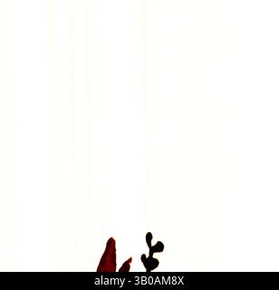 Eine abstrakte Darstellung mit kräftigen, dunklen Formen, die sich vor hellem Hintergrund abheben, vermittelt ein Gefühl von Einfachheit und Eleganz. Das Zusammenspiel der Formen regt natürliche Elemente an und lädt zur Nachsicht Ein. Eine zarte Anordnung dunkler, komplizierter Formen entsteht aus einem hellen, minimalen Hintergrund, was auf eine Mischung aus Natur und Kunstfertigkeit hindeutet. Der dezente Kontrast unterstreicht die Eleganz des Designs. Klassische Kunst mit einem modernen Twist von Artotop, transformierte französische Stoffe, erste Hälfte des 19. Jahrhunderts, klassische Kunst mit einem modernen Twist von Artotop Stockfoto