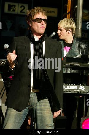 12. OKTOBER 2004 - NEW YORK, NEW YORK, USA - DURAN DURAN'S SIMON LE BON UND NICK RHODES TRETEN AM 12. OKTOBER 2004 VOR ABC'S GOOD MORNING AMERICA STUDIOS IM TIMES SQUARE, NEW YORK, NEW YORK AUF. / K39873HMC(Bild: © Henry McGee/Globe Photos/ZUMAPRESS.com) Stockfoto