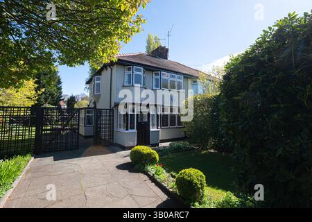 251 ist die Menlove Avenue das Kinderhaus von John Lennon der Beatles. Gelegen im Woolton Vorort von Liverpool. Stockfoto