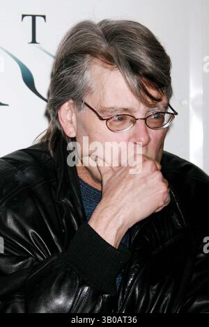 12. November 2007 – New York, New York, USA – STEPHEN KING KOMMT AM 11. Dezember 2007 ZUR PREMIERE DES NEBELS IM ZIEGFELD THEATER IN NEW YORK. / 2007..K55553HMC(Bild: © Henry McGee/Globe Photos/ZUMAPRESS.com) Stockfoto
