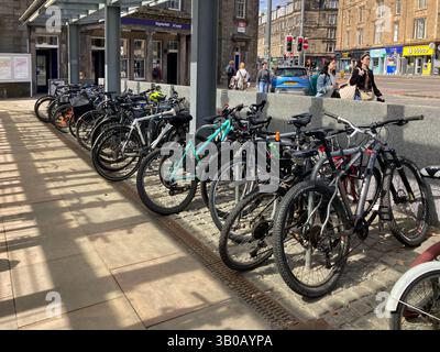 Fahrräder im Cycle Storage Hub, vor dem Bahnhof Haymarket, Edinburgh, Schottland Stockfoto