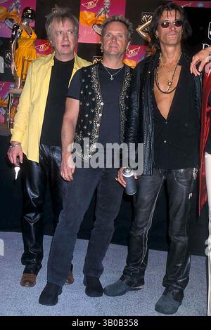 25. Juni 2001 - New York, New York, USA - K22232JBB.AEROSMITH PROMOTET JUST PUSH PLAY ALBUM AT CIPRIANI , NEW YORK New York .06.25.2001. / 2001.AEROSMITH.TOM HALITON, JOE PERRY UND STEVEN TYLER(Bild: © John Barrett/Globe Photos/ZUMAPRESS.com) Stockfoto