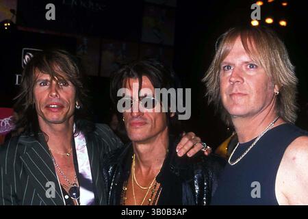 25. Juni 2001 - New York, New York, USA - K22232JBB.AEROSMITH PROMOTET JUST PUSH PLAY ALBUM AT CIPRIANI , NEW YORK New York .06.25.2001. / 2001.AEROSMITH.TOM HALITON, JOE PERRY UND STEVEN TYLER(Bild: © John Barrett/Globe Photos/ZUMAPRESS.com) Stockfoto