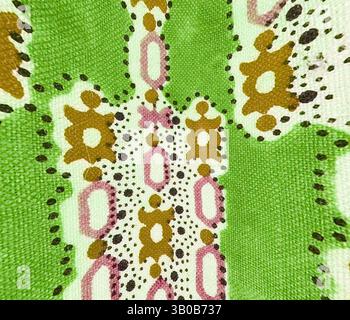 Ein lebendiges Muster mit komplexen Formen in Grün, Pink, Braun und Gelb, das eine verspielte Mischung aus floralen und geometrischen Designs zeigt. Ein lebendiges Kreismuster mit wechselnden Reihen von kräftigen Blumen und geometrischen Formen in Grün, Braun, Rosa und weiß. Das Design kombiniert natürliche Motive mit einem verspielten Rhythmus und sorgt so für ein auffälliges Textil-Erscheinungsbild. Klassische Kunst mit einem modernen Twist von Artotop, transformierte französische Stoffe, erste Hälfte des 19. Jahrhunderts, klassische Kunst mit einem modernen Twist von Artotop Stockfoto