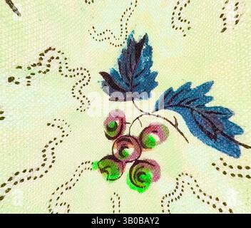 Ein zarter Stoff mit weichen, wirbelnden Linien und einem bezaubernden Design aus grünen und violetten Trauben, die mit leuchtend blauen Blättern verwoben sind. Das elegante Blumenmuster verleiht einen Hauch von Raffinesse und Laune. Ein kreisförmiger Stoff mit einem zarten Blumenmuster, mit leuchtenden Blüten in Rosa, Gelb und Blau auf hellem Hintergrund und dezenten dekorativen Umrissen. Klassische Kunst mit einem modernen Twist von Artotop, transformierte französische Stoffe, erste Hälfte des 19. Jahrhunderts, klassische Kunst mit einem modernen Twist von Artotop Stockfoto