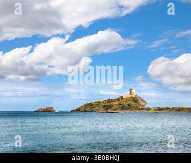 Herrlicher Blick auf den alten spanischen Turm des Coltellazzo-Leuchtturms Saint Efisio an der archäologischen Stätte Nora. Lage: Nora, Pula, Sardinien, Italien E Stockfoto