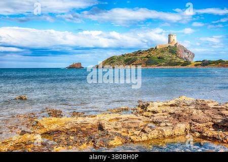 Herrlicher Blick auf den alten spanischen Turm des Coltellazzo-Leuchtturms Saint Efisio an der archäologischen Stätte Nora. Lage: Nora, Pula, Sardinien, Italien E Stockfoto